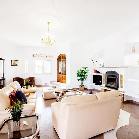 Holiday Home In Gale Near Golden Beaches Vila